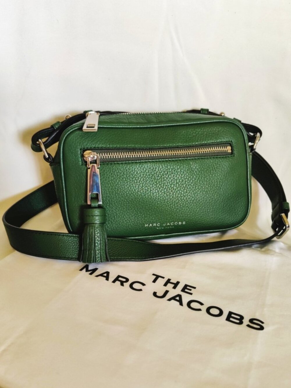 Marc Jacobs Zoom Leather Camera Crossbody Bag with Tassel in Evergreen, NWOT